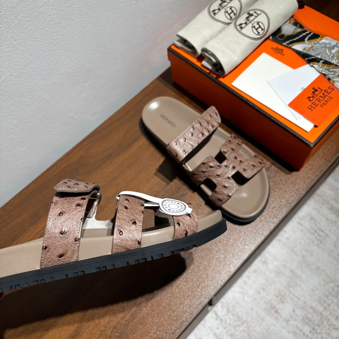 👟👟Ex-factory price 520👟👟 Men's size +10 Brand💗: HERMES Number💗: H8018-210199 Color💗: Ostrich pattern new color system Size 💗: 35 to 40 38-45 Upper material: imported calfskin Outsole material: Tpu anti-slip and wear-resistant outsole 🆕🆕🆕HERMES 2025 latest color matching, original purchased and dismantled, imported custom fabrics. All colors have been adjusted N times, striving to be zero different from the original! The top version for women 💰 Erjie's shoes that have become extremely popular recently - chypre sandals, which are comfortable for all ages and are cute and cute. Paired with various colored socks, it’s so trendy